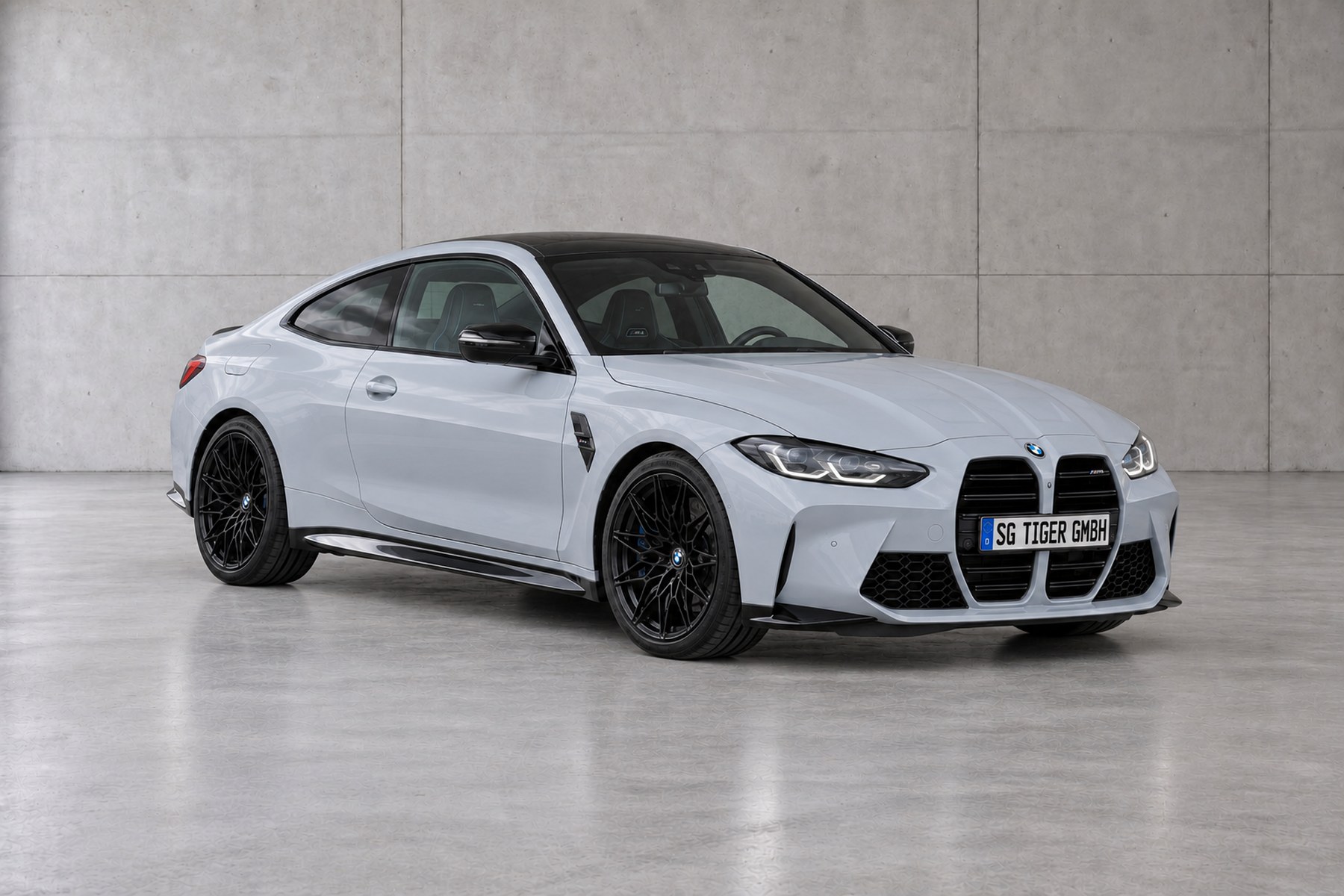 BMW M4 Coupé in Hellgrau mit schwarzen Felgen