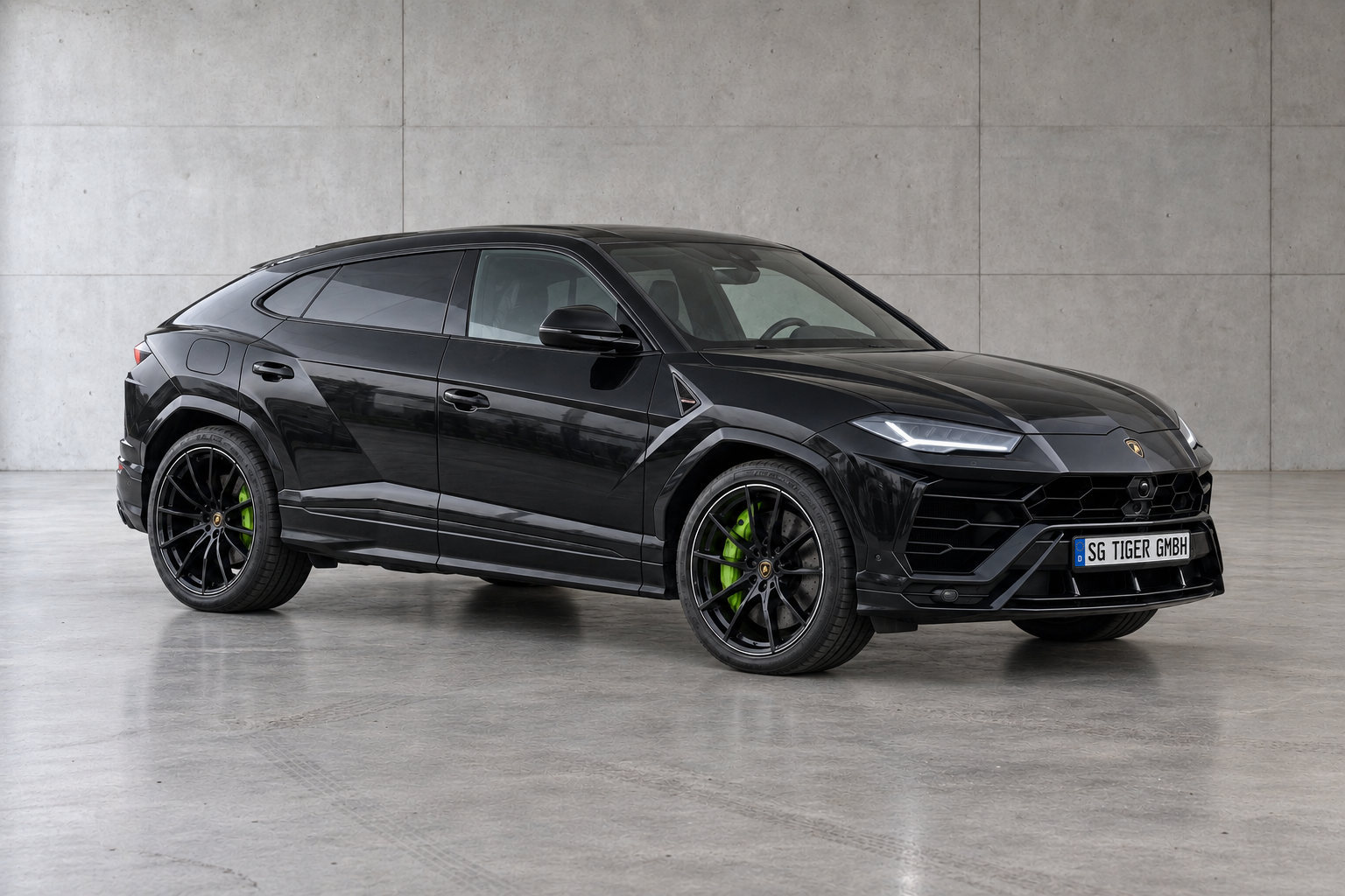 Lamborghini Urus in Schwarz, schräg von vorne